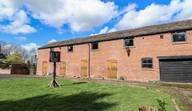 LAKE VIEW BARN, family friendly, with hot tub in Macclesfield