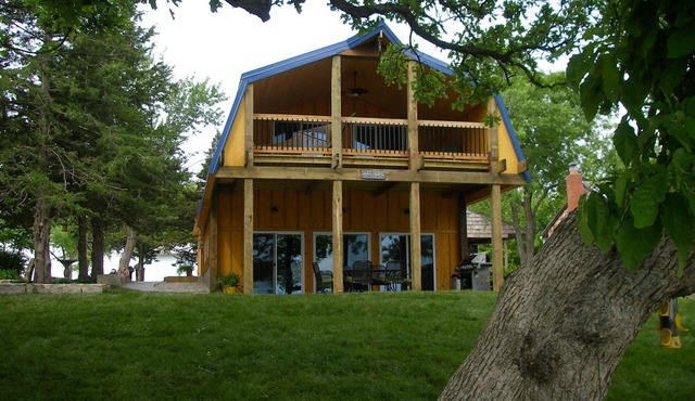 Lake View Barn Home on Lake Wabaunsee-Peaceful Flint Hills Getaway for Families