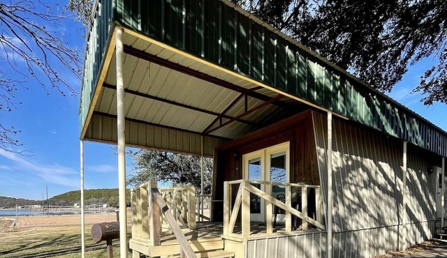 Lake View cabin #16 - Cabin with kitchen, steps from Possum Kingdom Lake