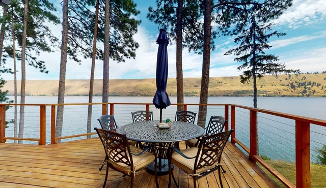 Lake-view cabin on Wallowa Lake with large mountain-view deck