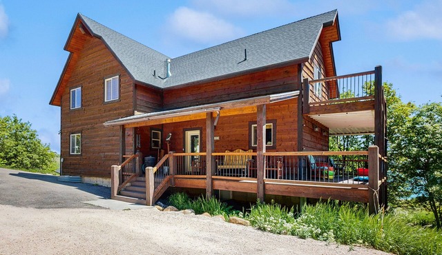 Lake view cabin w/Ping-Pong/pool tables, home theater & AC, W/D