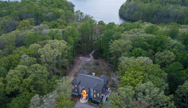 LAKE VIEW CASTLE RETREAT with LAKE ACCESS from Public Dock