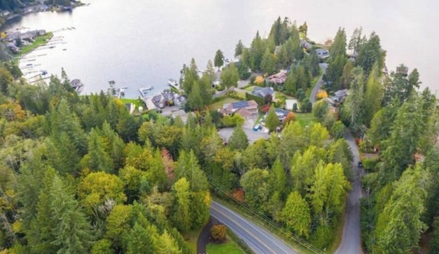 Lake View Chalet w/Spa Tub & luxury bidet