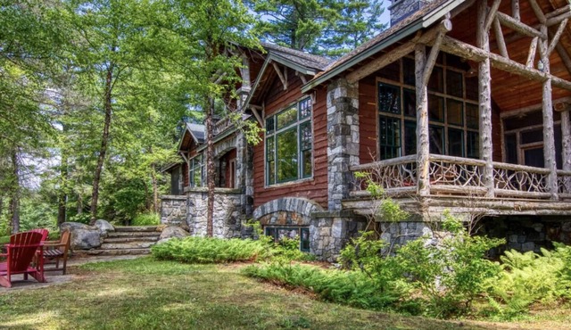 Lake View Chalet, walk to village, 5 furnished outdoor spaces, game rooms