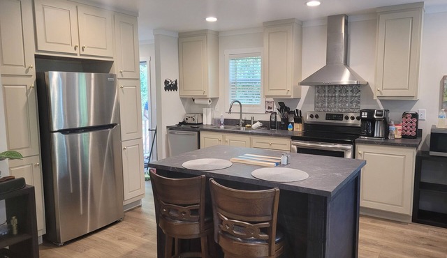 Lake View Charming 2-bedroom home with WiFi, AC in pleasant Martin.