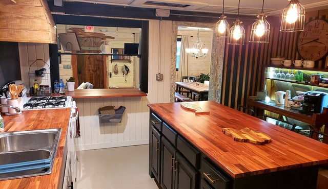 Lake view, close to shopping, hiking, restaurants.