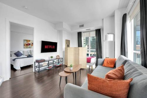 Lake View Condo in the Heart of Downtown Sleeps 11 - Right beside Rogers Centre