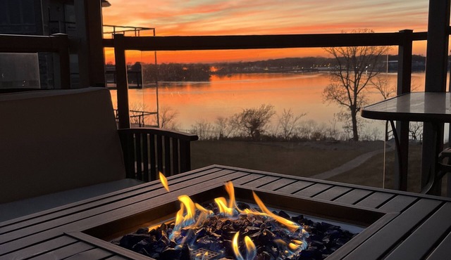 Lake view condo! Updated unit with 8 beds and 6 waterpark passes at Bridges Bay.