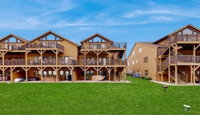 Lake View Condo w/Golf, Pool, Hot tub, Lake access, & Resort Amenities