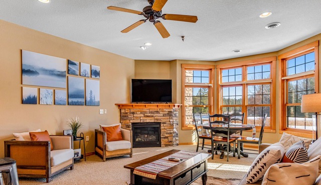 Lake-view condo with patio, fireplace, hot tubs, pools, firepit, gym, golf & W/D