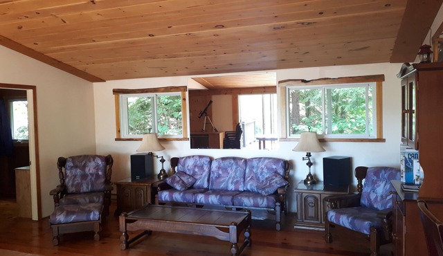 Lake view Cottage. Private location only a few steps to water access