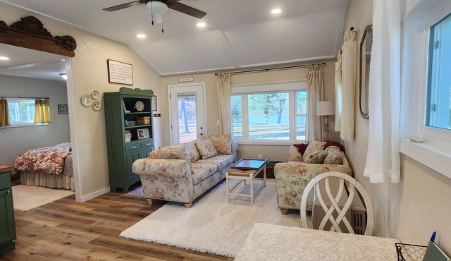 Lake View Cottage for Two with Views of Harrison Lake