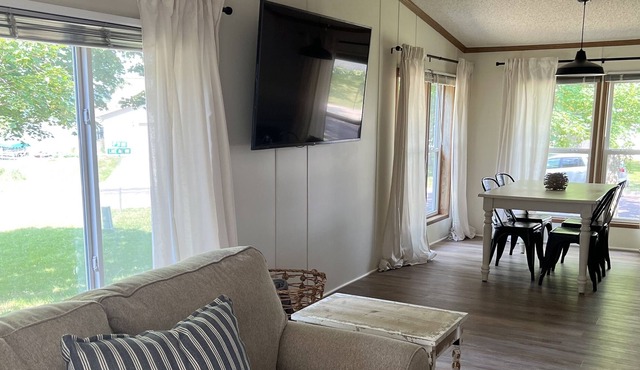 Lake View Cottage in Elysian with Lake Francis Views - 20% Weekly Discount