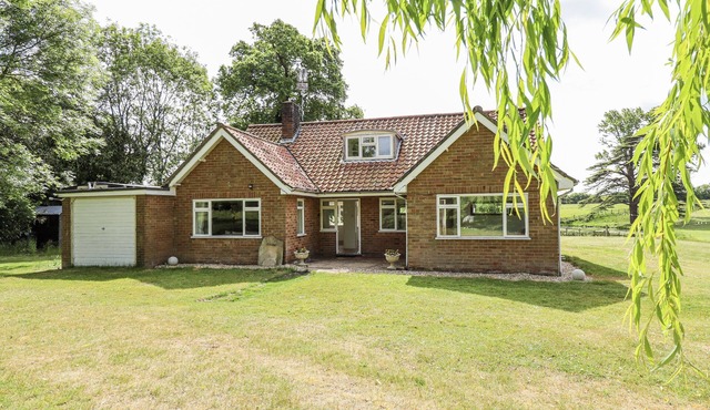 LAKE VIEW COTTAGE, pet friendly, country holiday cottage in Alford