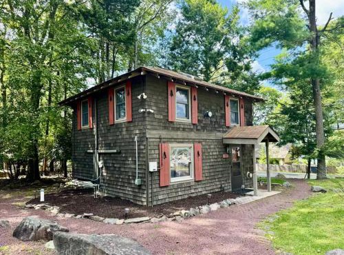 Lake View Cottage - Private Dock and Fire Pit