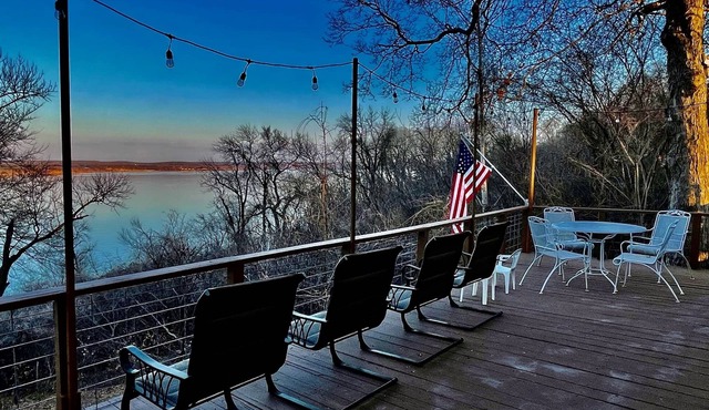 Lake View cottage, secluded, quiet, total remodel, 3 king beds