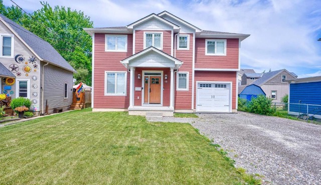 Lake view cottage with three ensuites and elevator