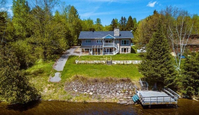 Lake-view cottage with spa for 14 people 1-hour from Montreal