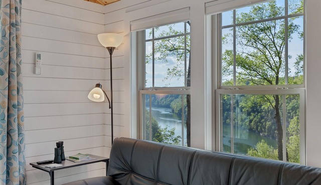 Lake View Country Cabin at Bear Bluff Retreat