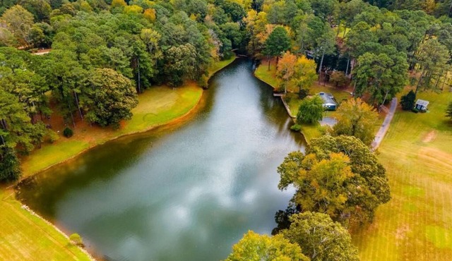 Lake View: Cozy 2 BR Cottage Close to Atlanta