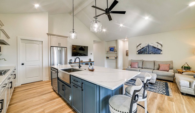 Lake View + Deck: Group Getaway in Grand Rivers!