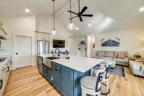 Lake View + Deck: Group Getaway in Grand Rivers!