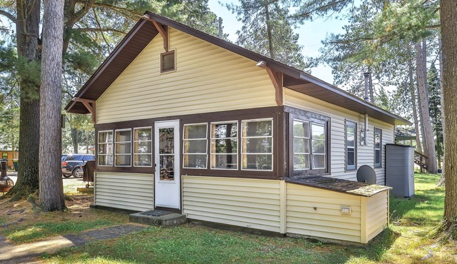 Lake view, dog-friendly cabin with porch & shared dock, swimming area, firepit