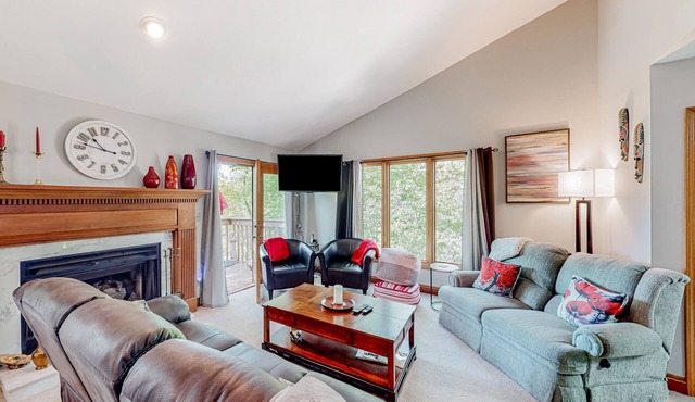 Lake-view dog-friendly condo with hot tub, in/outdoor pools, tennis, golf