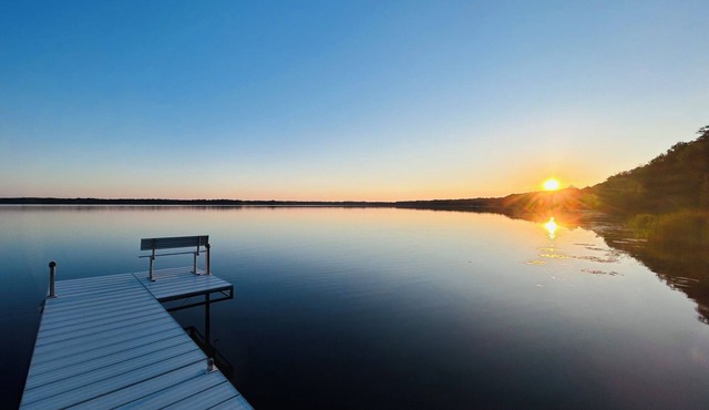 Lake View - Dog Friendly - Fireplace - Outdoor Dining - Private Yard