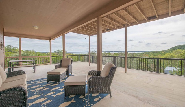 Lake-view family retreat, large deck and easy access to the lake