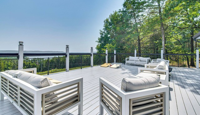 Lake View & Game Room on 3 1/2 Acres, Near Marina