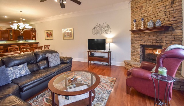 Lake-view ground-level condo with pool, jetted tub - walk to marina/restaurants