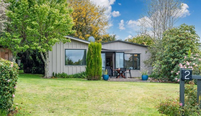 Lake-view Hideaway - Acacia Bay, Taupo
