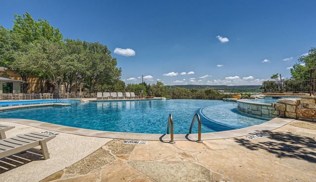 Lake View @ Hollows Resort: Pools, Pets, Balconies