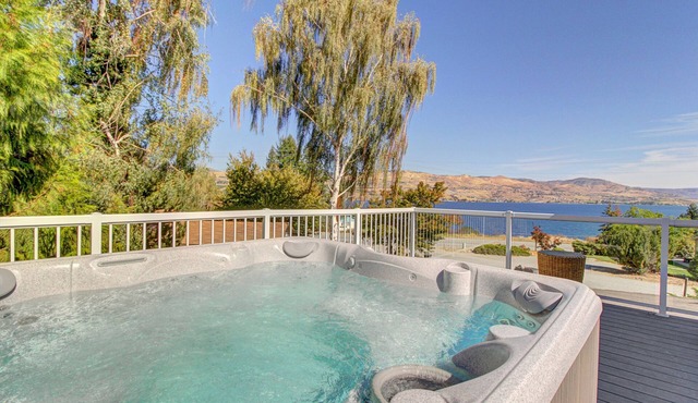Lake View Home, Big Deck w/Private Hot Tub & Gas Grill - Close to Wineries