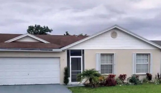 Lake View Home, just a few minutes away from the Hard Rock Guitar Hotel & Casino