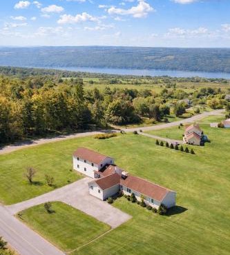 Lake View Home, Sleeps 9, Near Cornell, Family Friendly, Free Parking