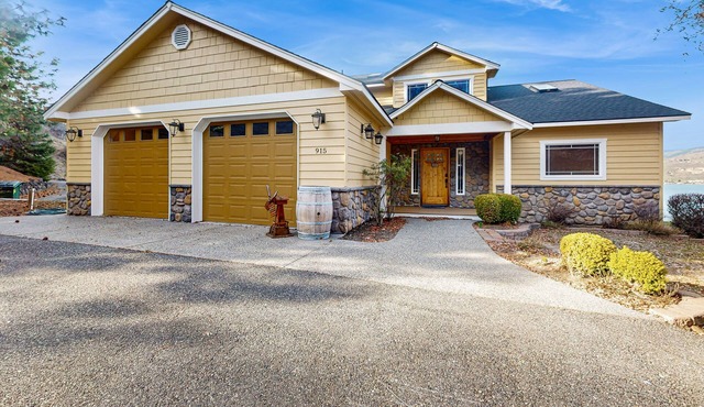 Lake view home with a great deck - walking distance to wineries