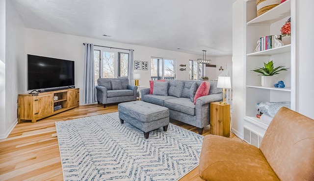 Lake View Home with Gas Fireplace, High-Speed WiFi, and Private Washer/Dryer