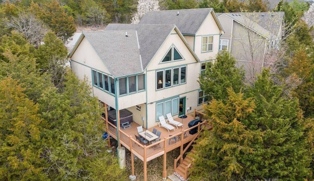 Lake View, Hot Tub, Fire pit, and Gameroom!