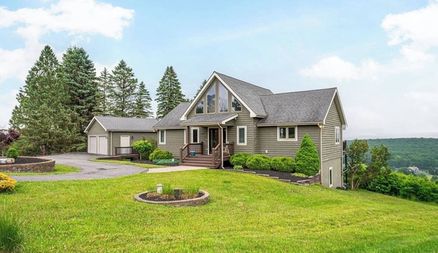 Lake View Hot Tub King Beds Luxury Retreat -Ski-Golf-Hike-Central Location