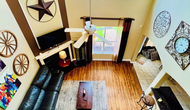 ★Lake View ★ King Bed ★ Spacious
