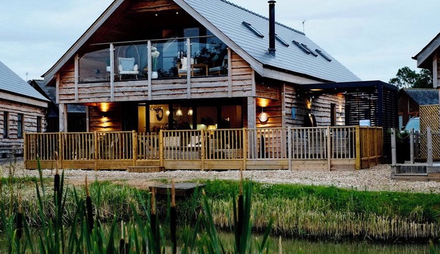 LAKE VIEW LODGE, family friendly, with hot tub in Thorpe-On-The-Hill