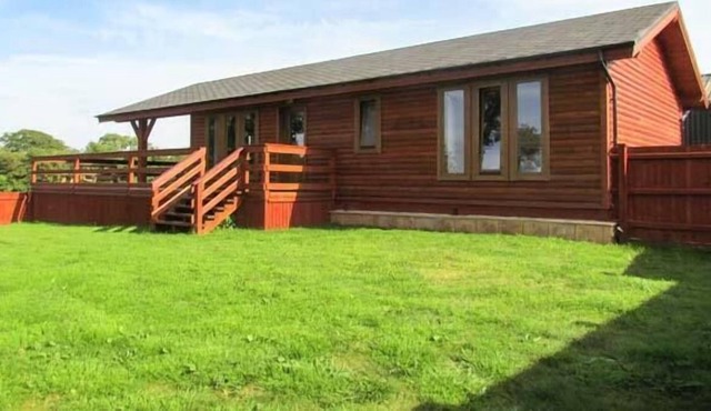 LAKE VIEW LODGE, family friendly, with a garden in Shepton Mallet