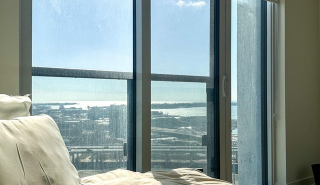Lake View New Elegant & Spacious Condo at Distillery District, Gym, Pool, Cowork