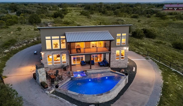 Lake View Oasis 4 bedroom- Lakeview Home/pool and hot tub!