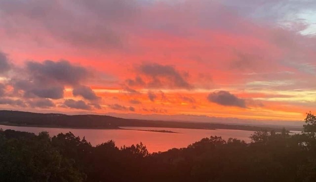 Lake View Oasis- Sunset Lake Views, Large covered deck, fireplace, & gas firepit