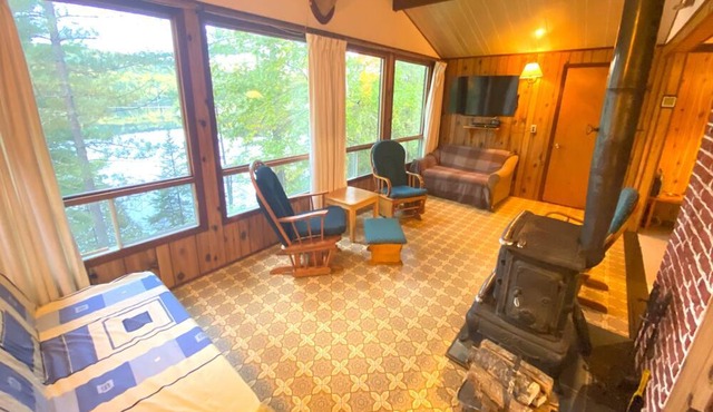 Lake View Paradise with 3 Bedrooms, Getaway!