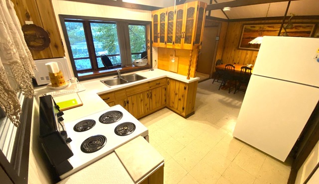 Lake View Paradise with 3 Bedrooms, Getaway!
