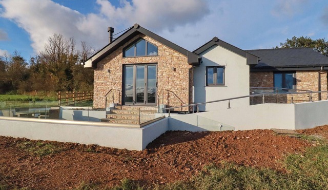 LAKE VIEW, pet friendly, luxury holiday cottage in Quintrell Downs